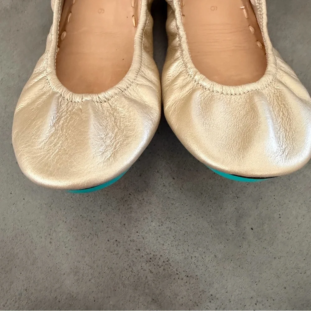 Tieks Women’s Champagne Gold Leather Ballet Flats with Turquoise Soles Size 6